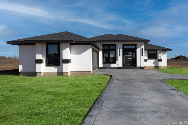 $489,000 | 113 Hidden Cove, Floresville, TX 78114