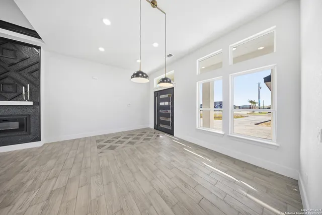 $489,000 | 113 Hidden Cove, Floresville, TX 78114