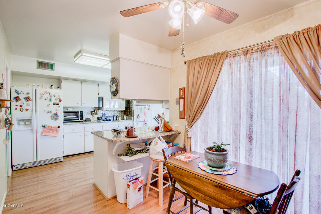 10825 West Hatcher Road Sun City, AZ 85351 - Photo 11 of 23 Breakfast area