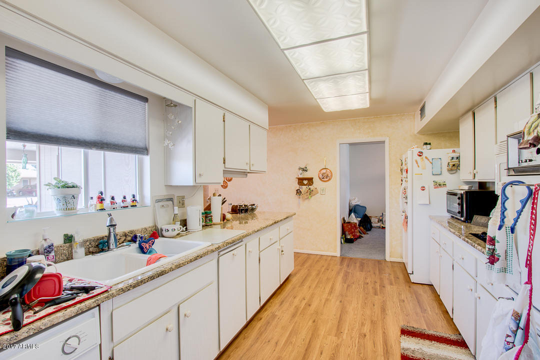 10825 West Hatcher Road Sun City, AZ 85351 - Photo 9 of 23 Kitchen