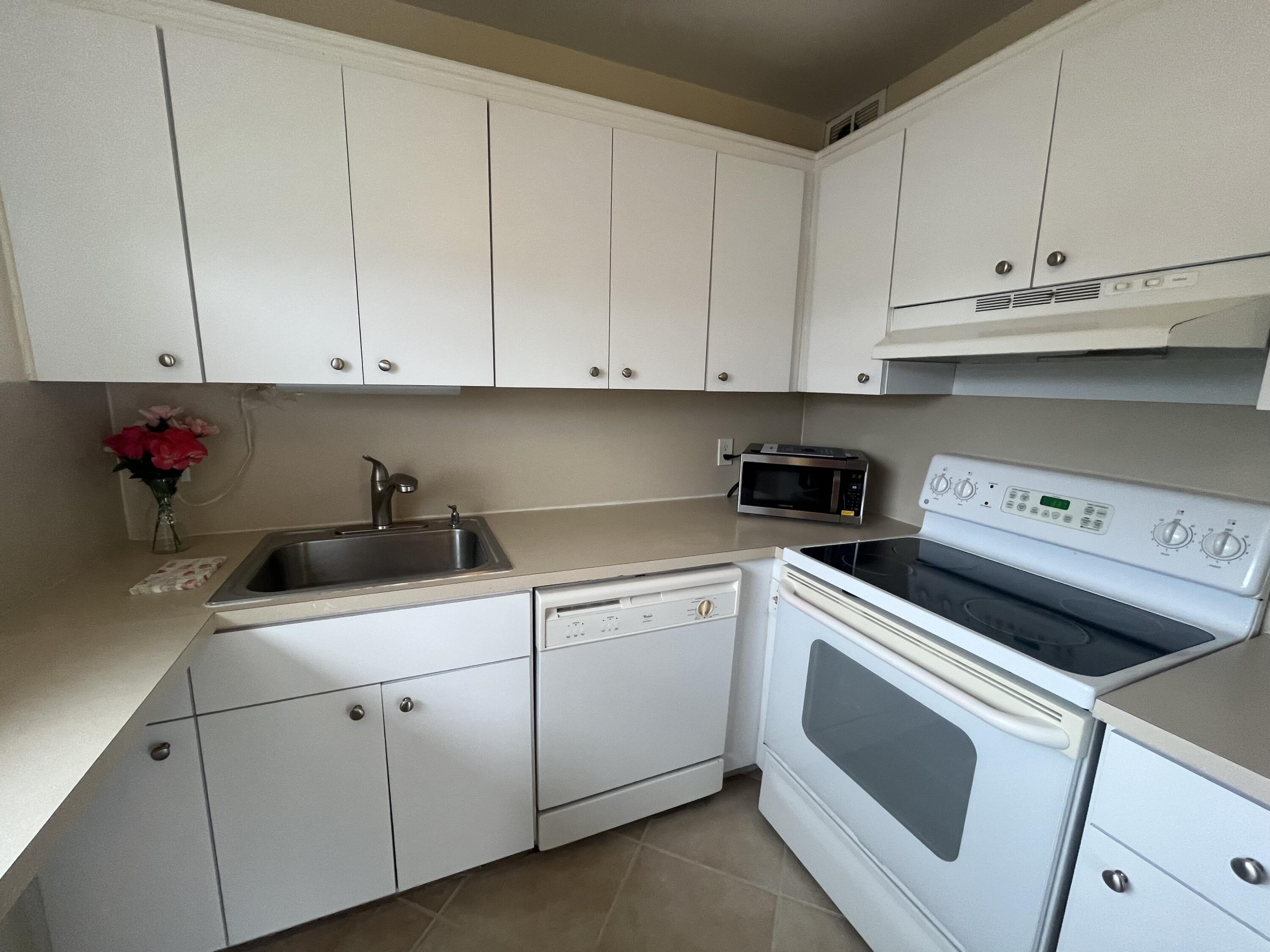 192 Monaco Way Delray Beach, FL 33446 - Photo 13 of 75 kitchen