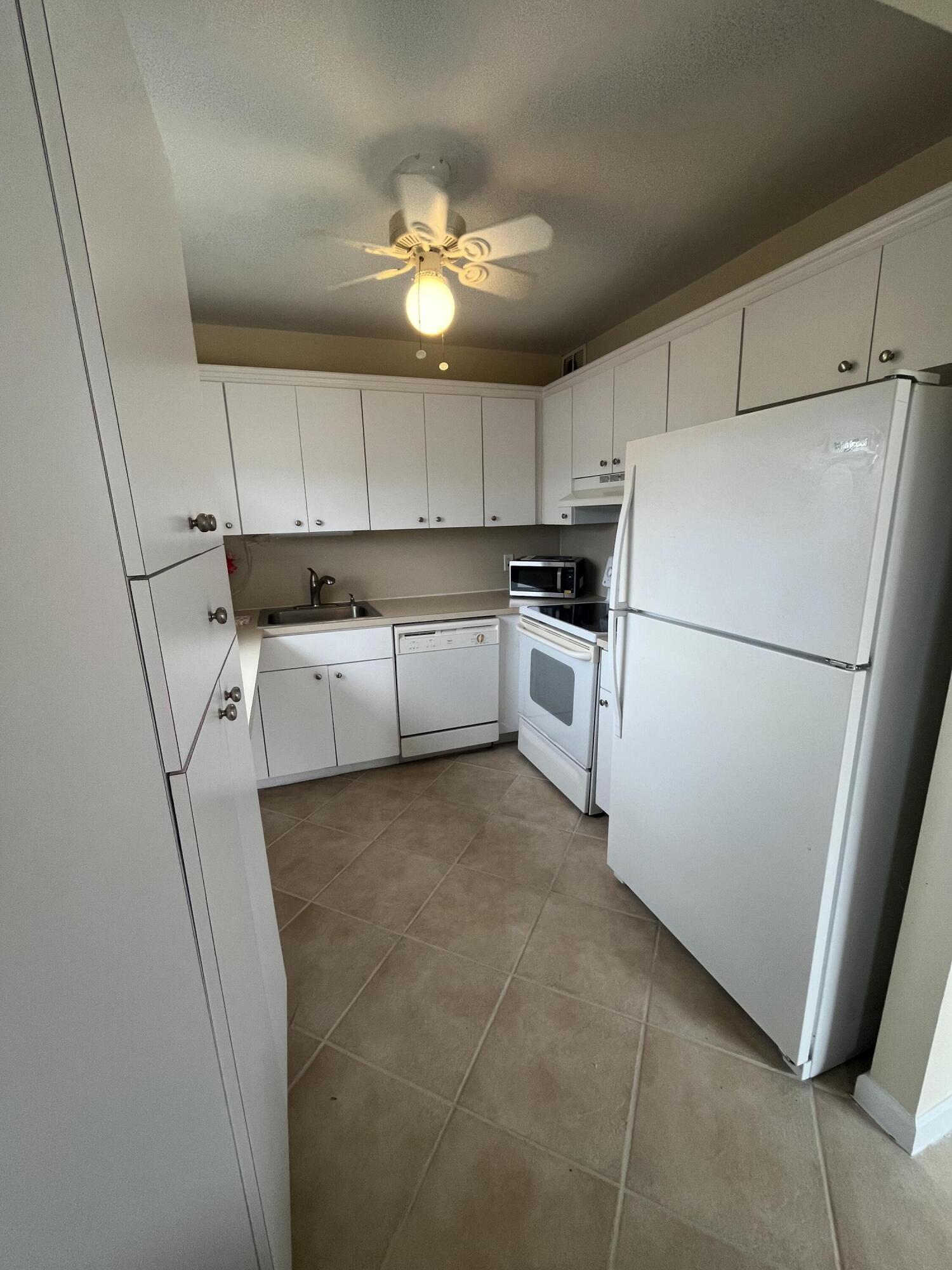 192 Monaco Way Delray Beach, FL 33446 - Photo 14 of 75 kitchen