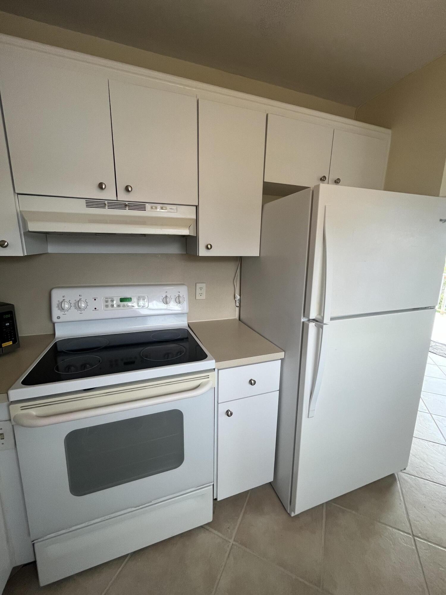 192 Monaco Way Delray Beach, FL 33446 - Photo 15 of 75 kitchen