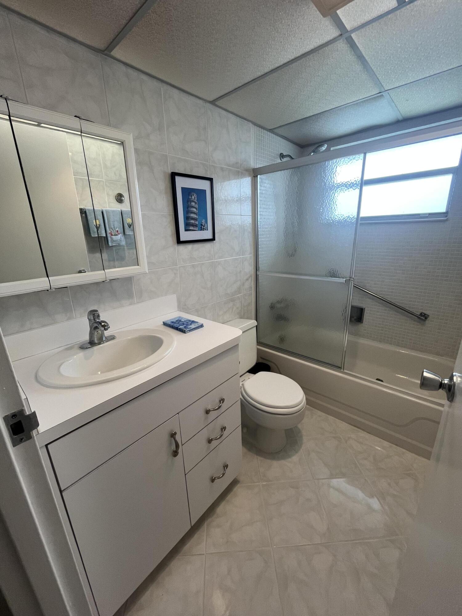 192 Monaco Way Delray Beach, FL 33446 - Photo 31 of 75 2nd/guest bathroom