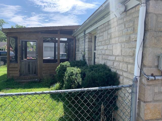 100 North Ashburton Road Columbus, OH 43213 - Photo 5 of 5 Screened Porch
