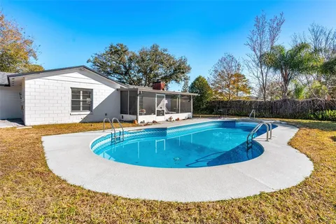 a view of a house with backyard and tree
