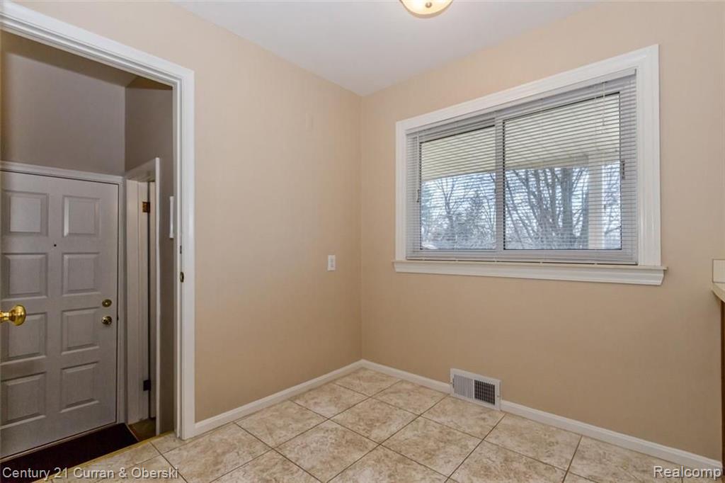 28451 Bayberry Road Farmington Hills, MI 48331 - Photo 10 of 18