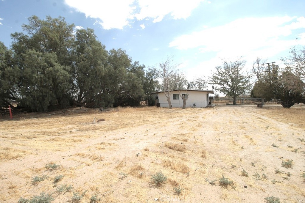 21212 Rainbow Road Hinkley, CA 92347 - Photo 3 of 32