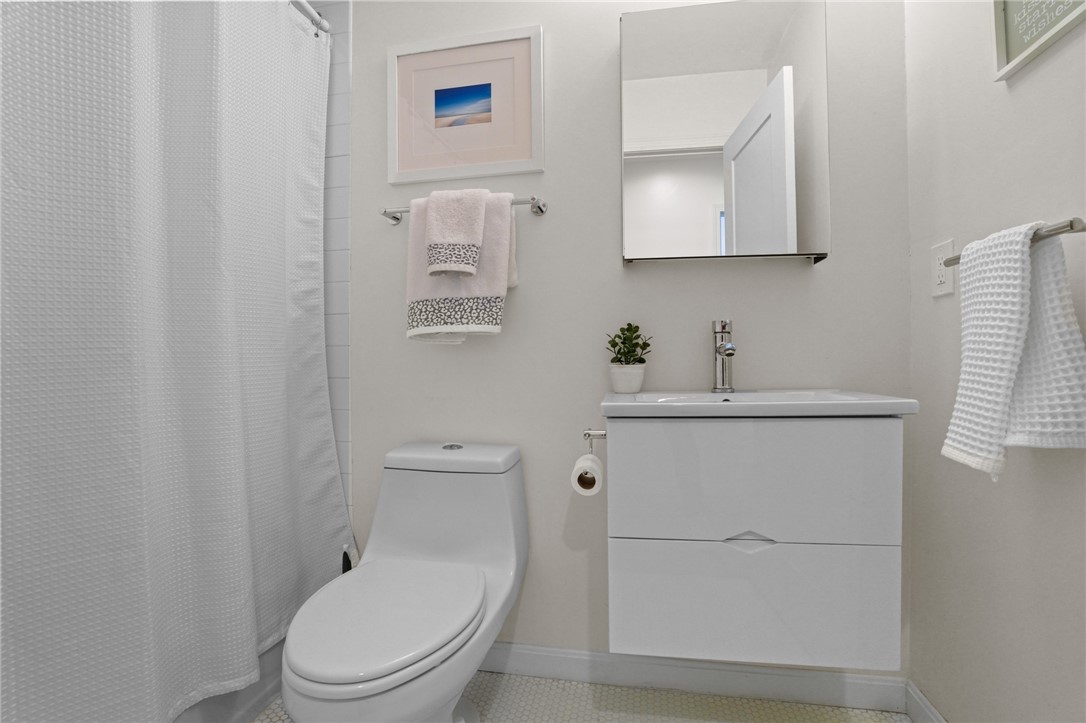 49 Riverside Drive Barrington, RI 02806 - Photo 24 of 47 Full bathroom bedroom wing