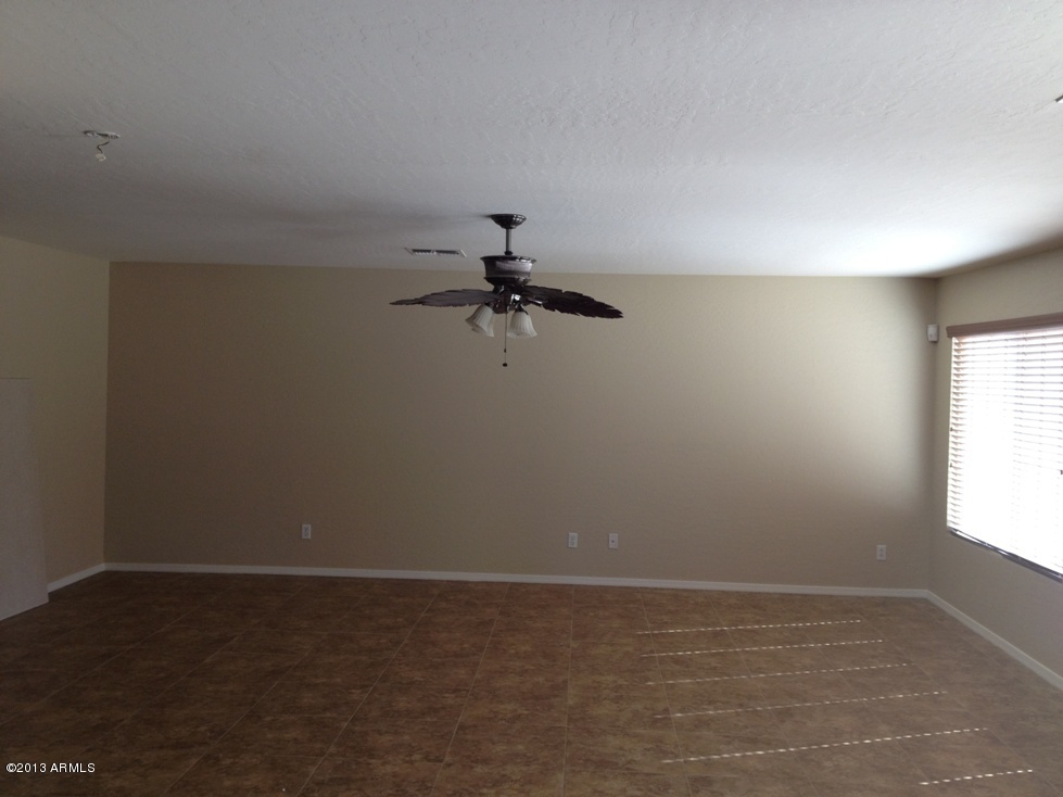 2927 West Carson Road Phoenix, AZ 85041 - Photo 5 of 24 FamilyRoom2