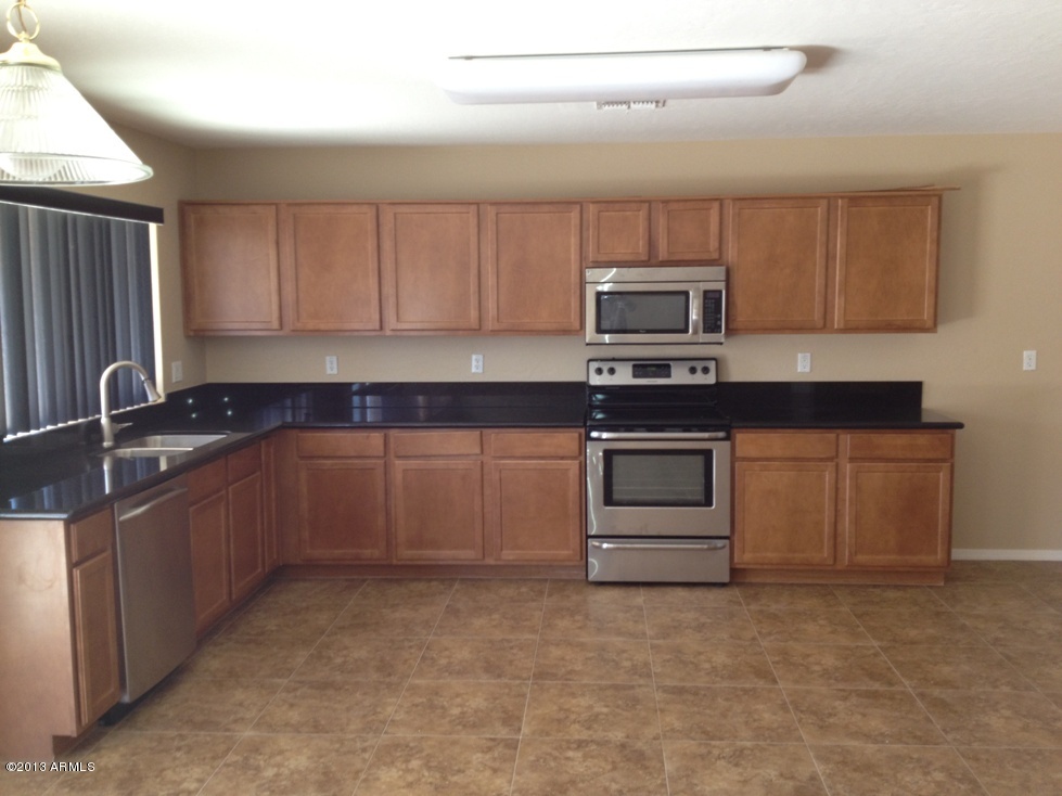 2927 West Carson Road Phoenix, AZ 85041 - Photo 6 of 24 Kitchen