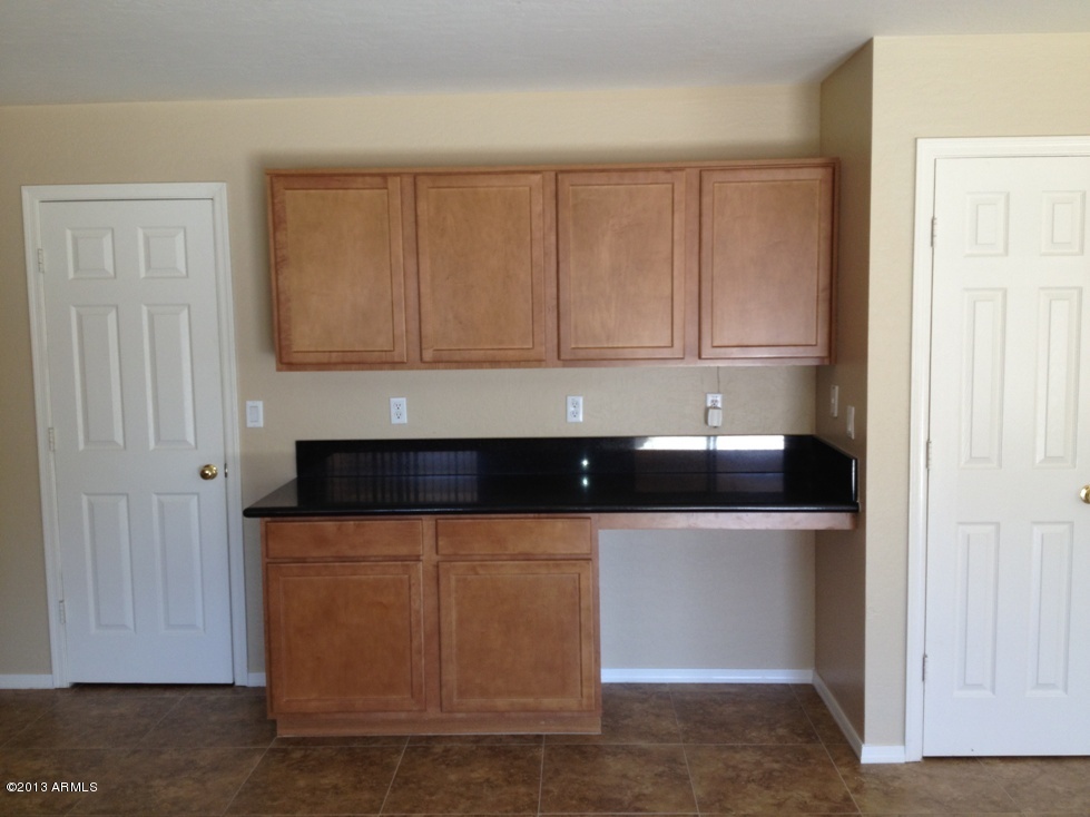 2927 West Carson Road Phoenix, AZ 85041 - Photo 9 of 24 KitchenDesk