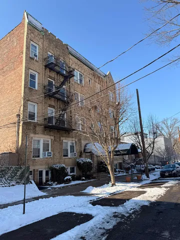 $1,750 | 122 West 39th Street, Unit 2B, Bayonne, NJ 07002