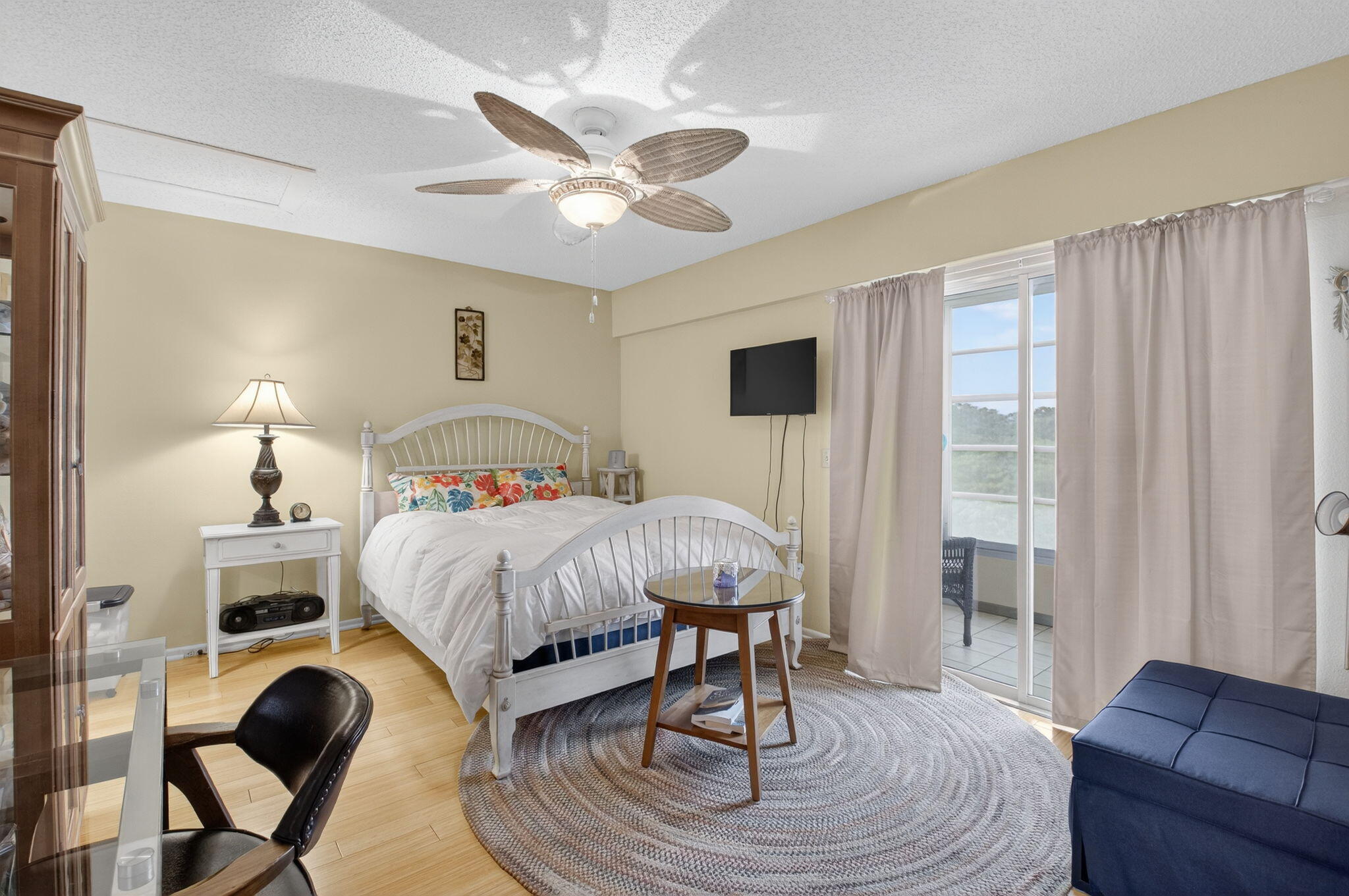 125 Suffolk C Boca Raton, FL 33434 - Photo 14 of 50 a spacious bedroom with a bed and a chandelier