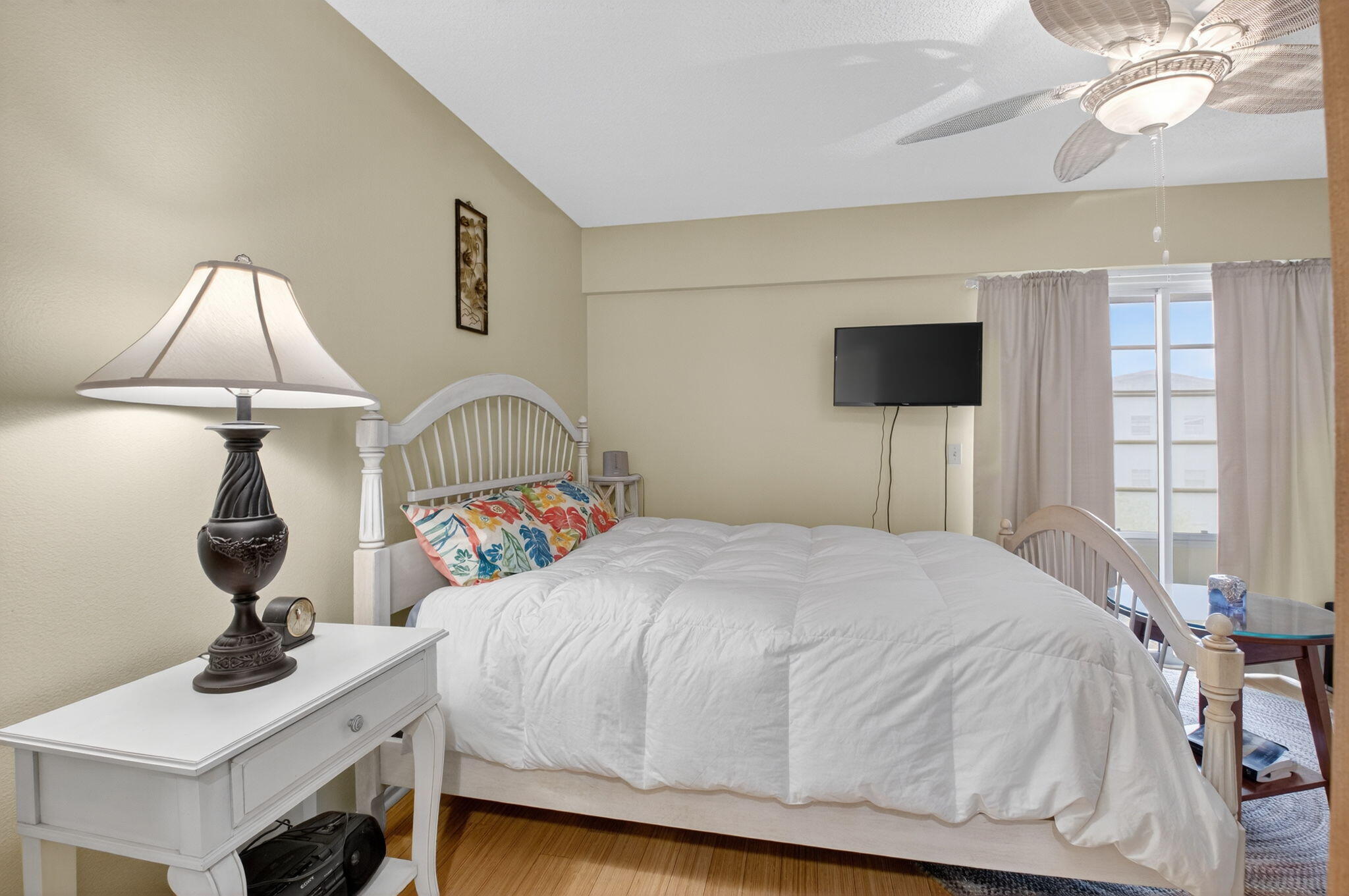 125 Suffolk C Boca Raton, FL 33434 - Photo 15 of 50 a bedroom with a bed and a night stand