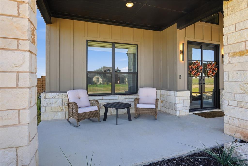 6620 Buffalo Ridge Circle Godley, TX 76044 - Photo 5 of 40 a living room with furniture and a window