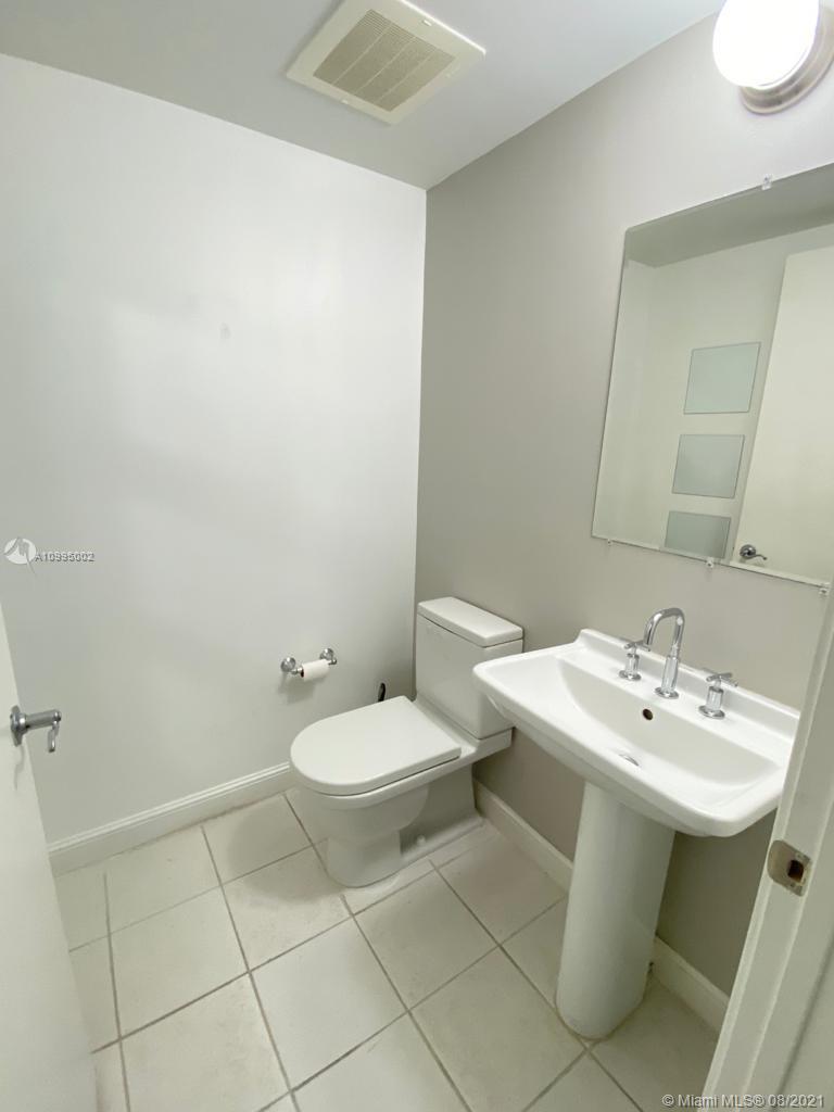 185 Southwest 7th Street, Unit 3403 Miami, FL 33130 - Photo 20 of 34 a bathroom with a sink toilet and mirror