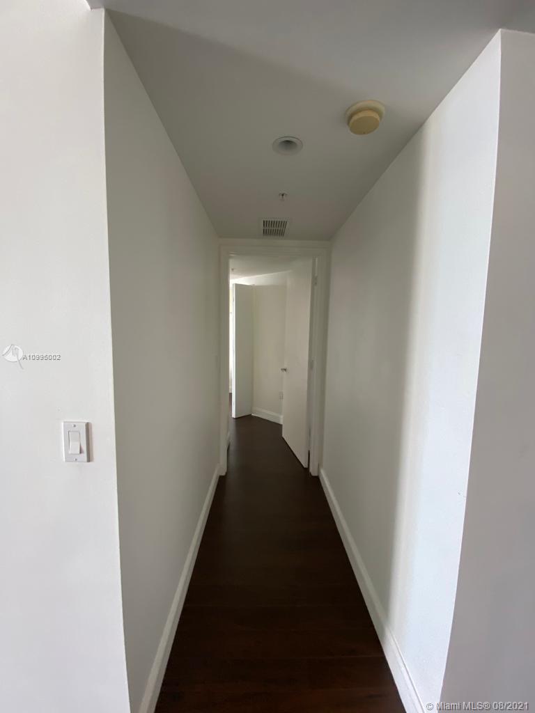 185 Southwest 7th Street, Unit 3403 Miami, FL 33130 - Photo 28 of 34 a view of a hallway with a hallway