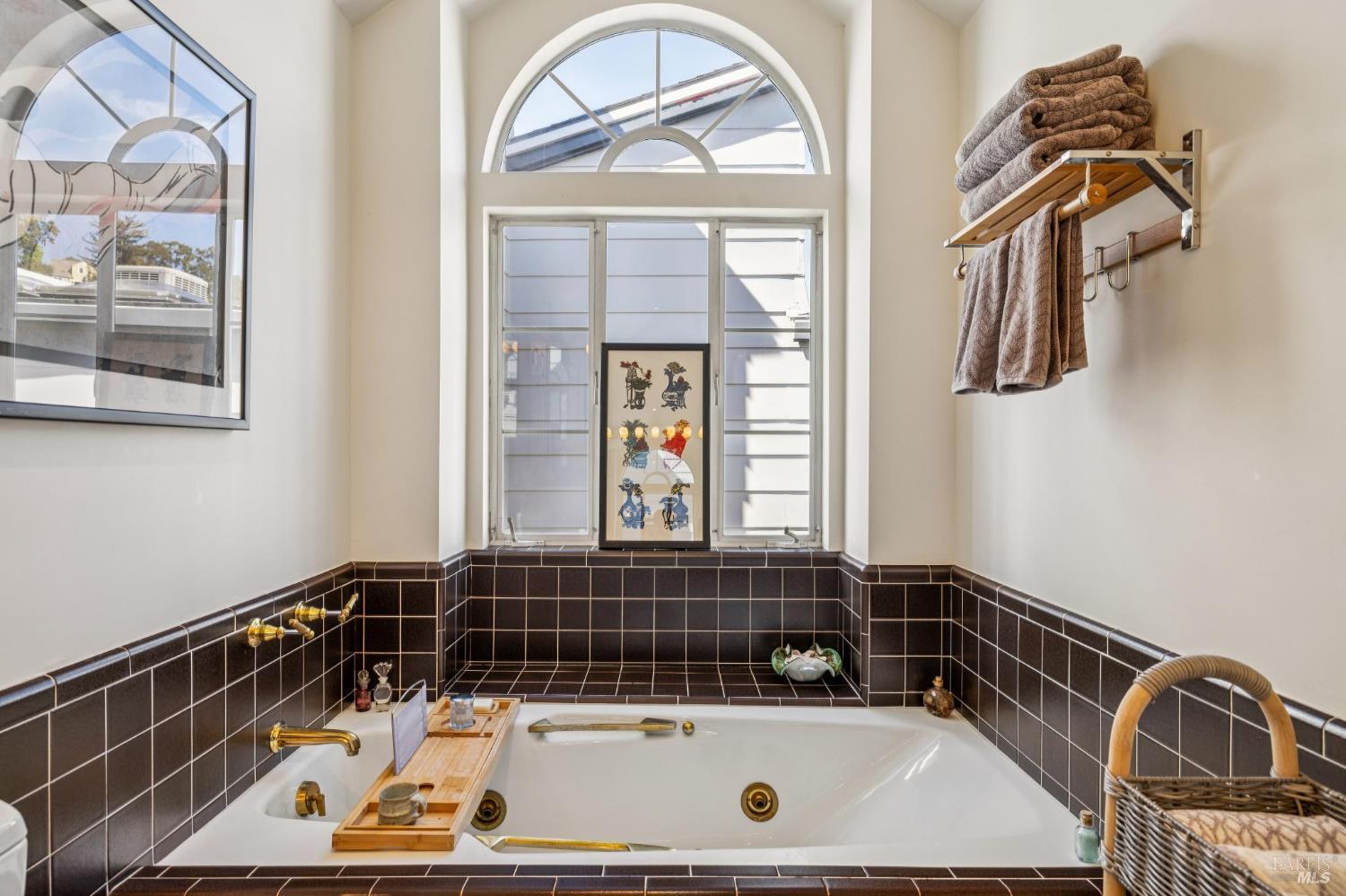 24 Mooring Road San Rafael, CA 94901 - Photo 36 of 71 Separate tub ideal for soaking and relaxing.