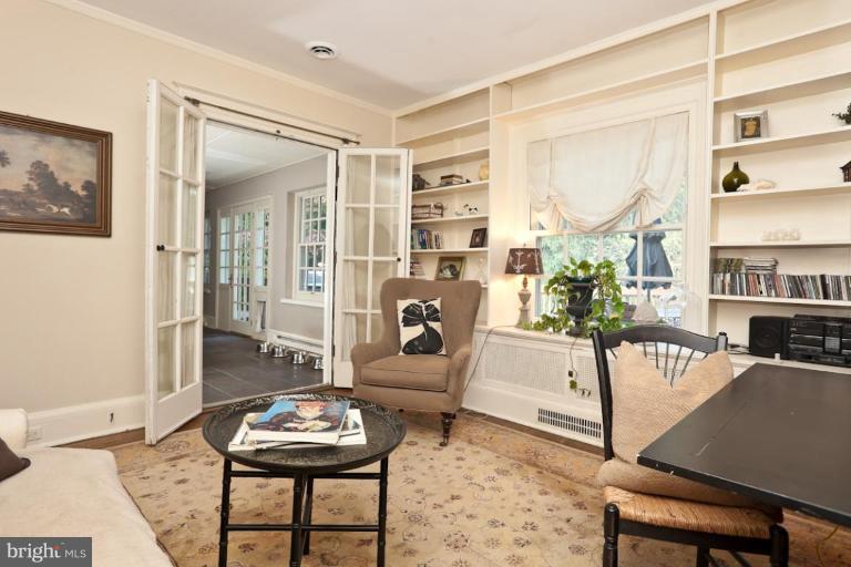 108 Longwood Road Baltimore, MD 21210 - Photo 21 of 28 a living room with furniture and a potted plant