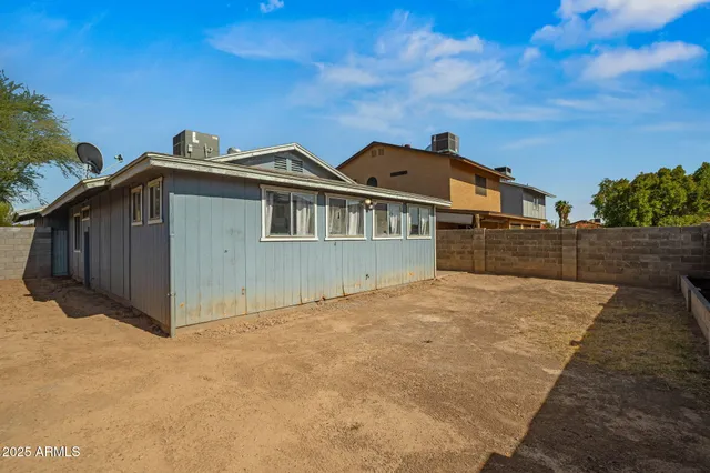 a view of a backyard