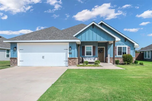 $334,900 | 117 Mustang Drive, Lindsay, TX 76240