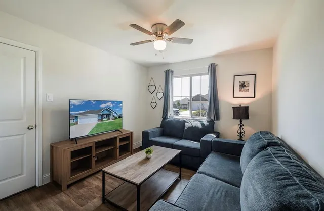 $340,000 | 117 Mustang Drive, Lindsay, TX 76240