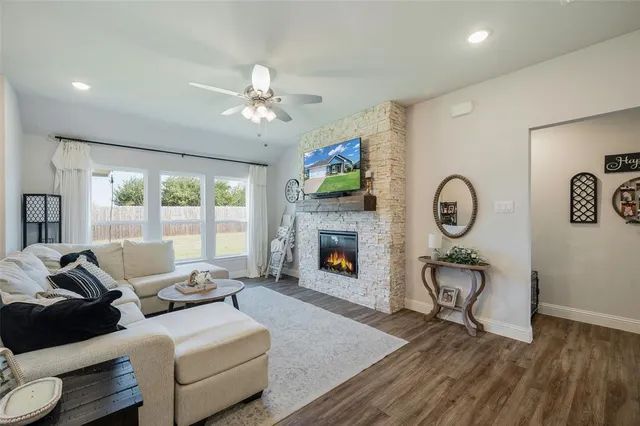 $340,000 | 117 Mustang Drive, Lindsay, TX 76240