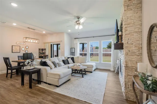 $340,000 | 117 Mustang Drive, Lindsay, TX 76240