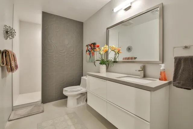 a en suite bathroom with a sink and a mirror