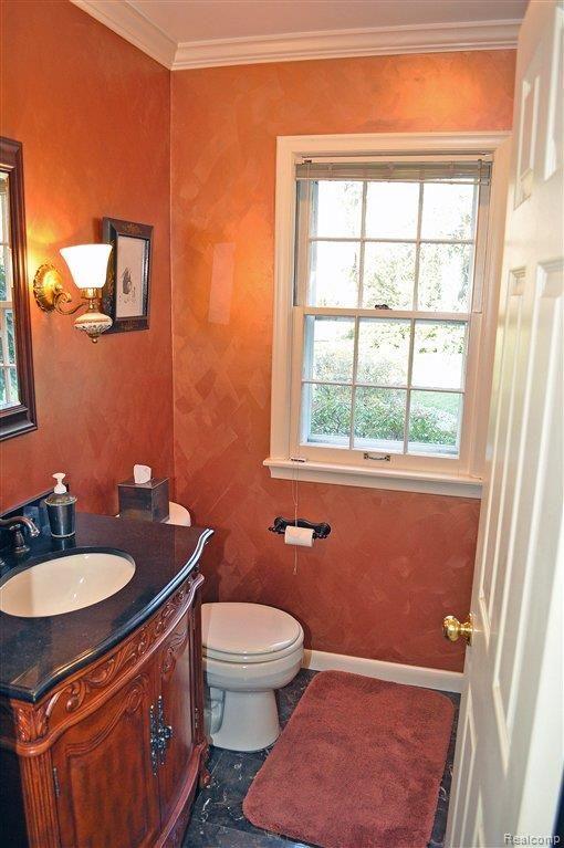 950 Shoreham Road Grosse Pointe, MI 48236 - Photo 14 of 23 12--Hall bath.jpg
