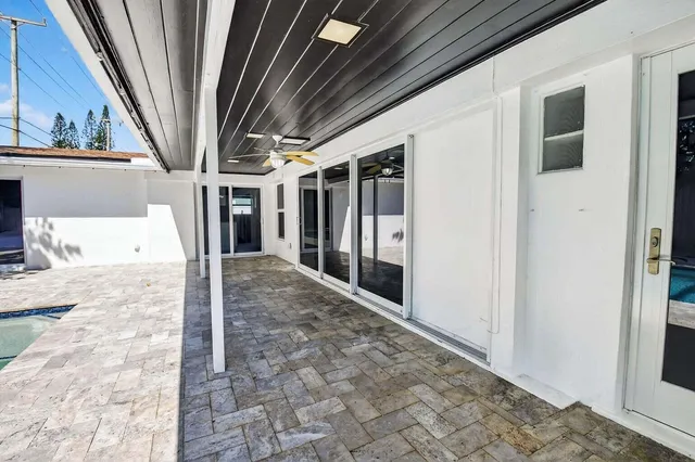 a view of a backyard