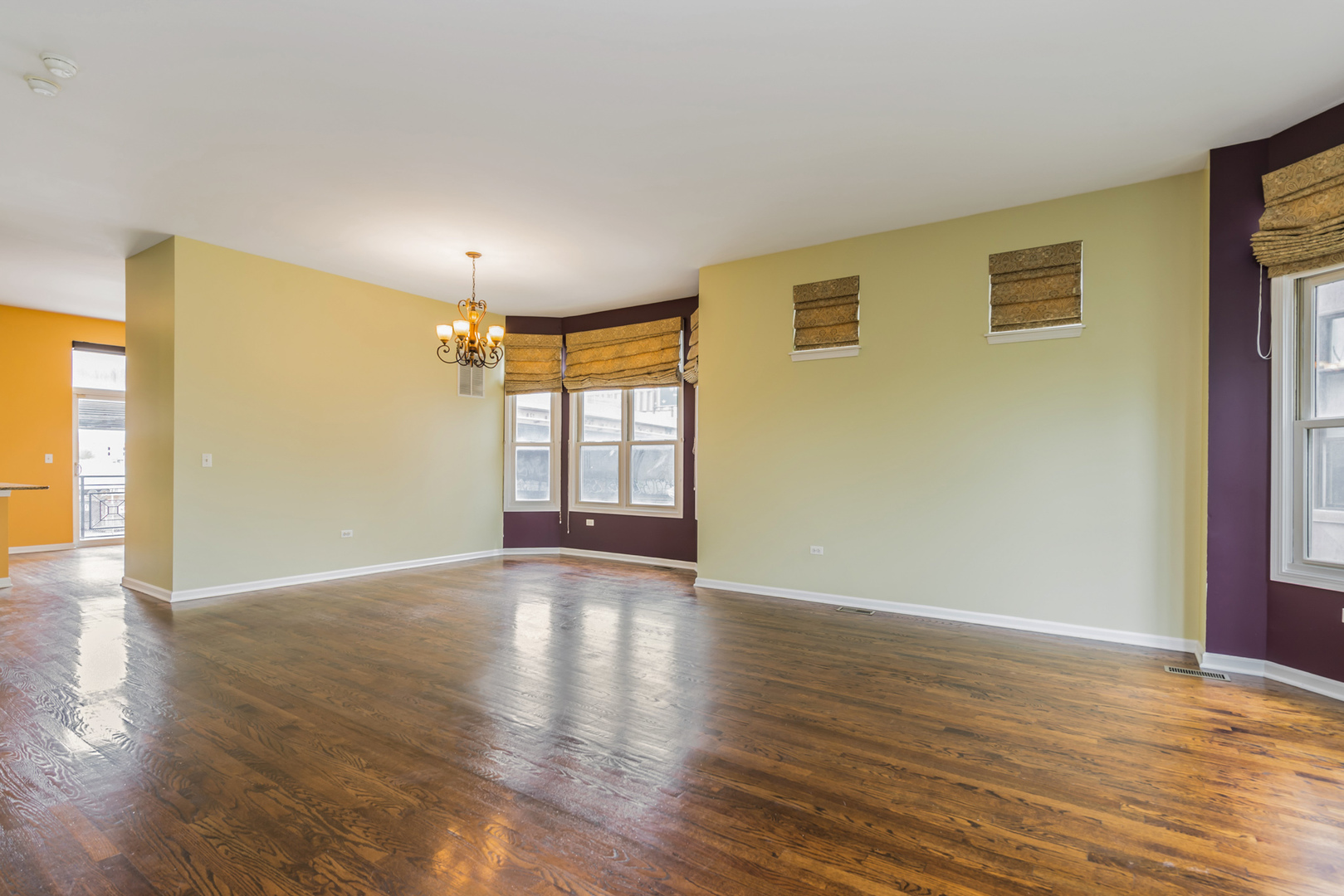721 West 15th Street Chicago, IL 60607 - Photo 11 of 27 a view of an empty room with wooden floor and a window