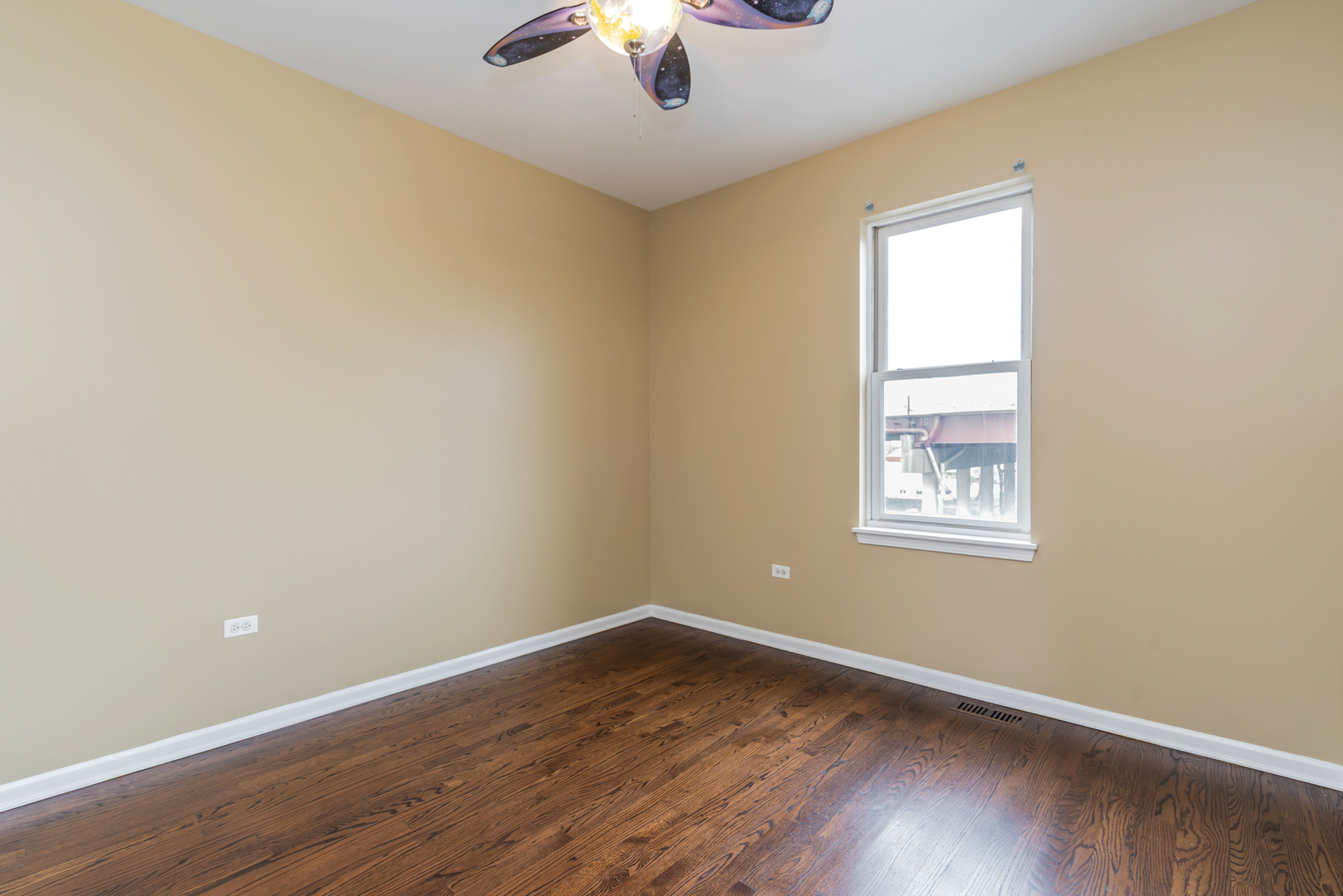 721 West 15th Street Chicago, IL 60607 - Photo 16 of 27 an empty room with a window