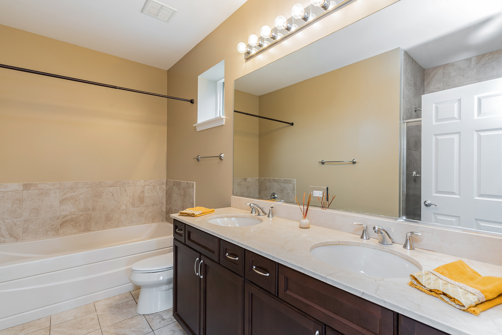 721 West 15th Street Chicago, IL 60607 - Photo 19 of 27 a bathroom with a sink and a mirror