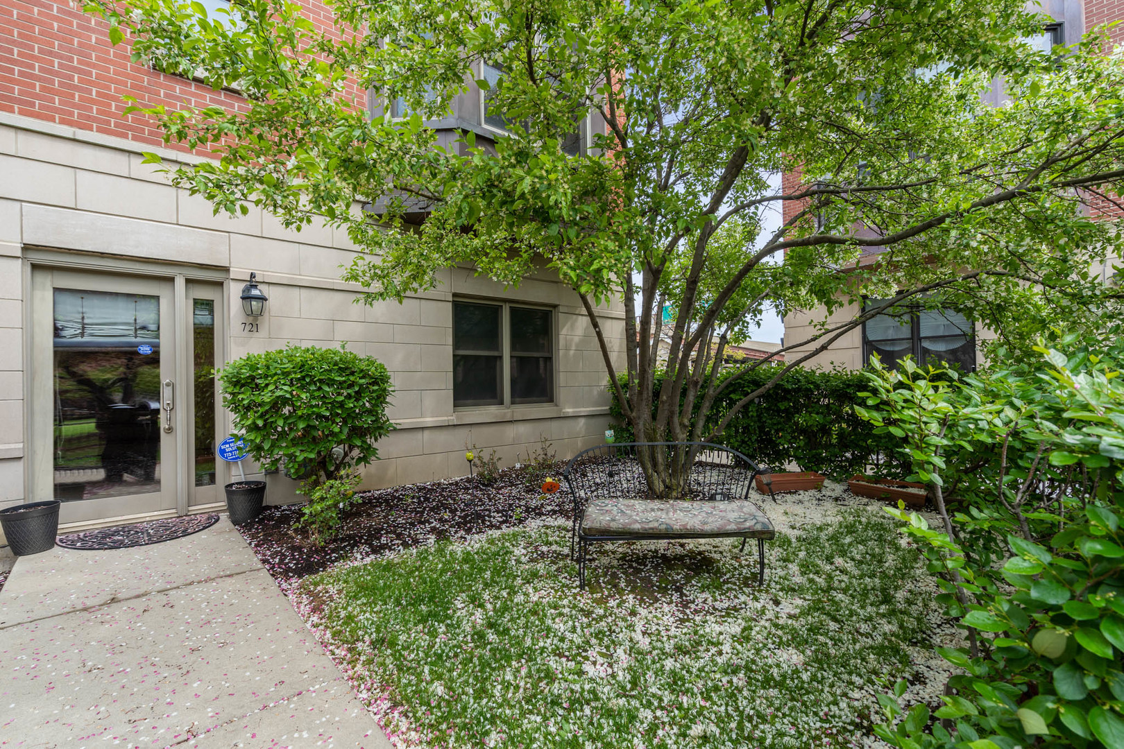 721 West 15th Street Chicago, IL 60607 - Photo 3 of 27 a front view of a house with a yard