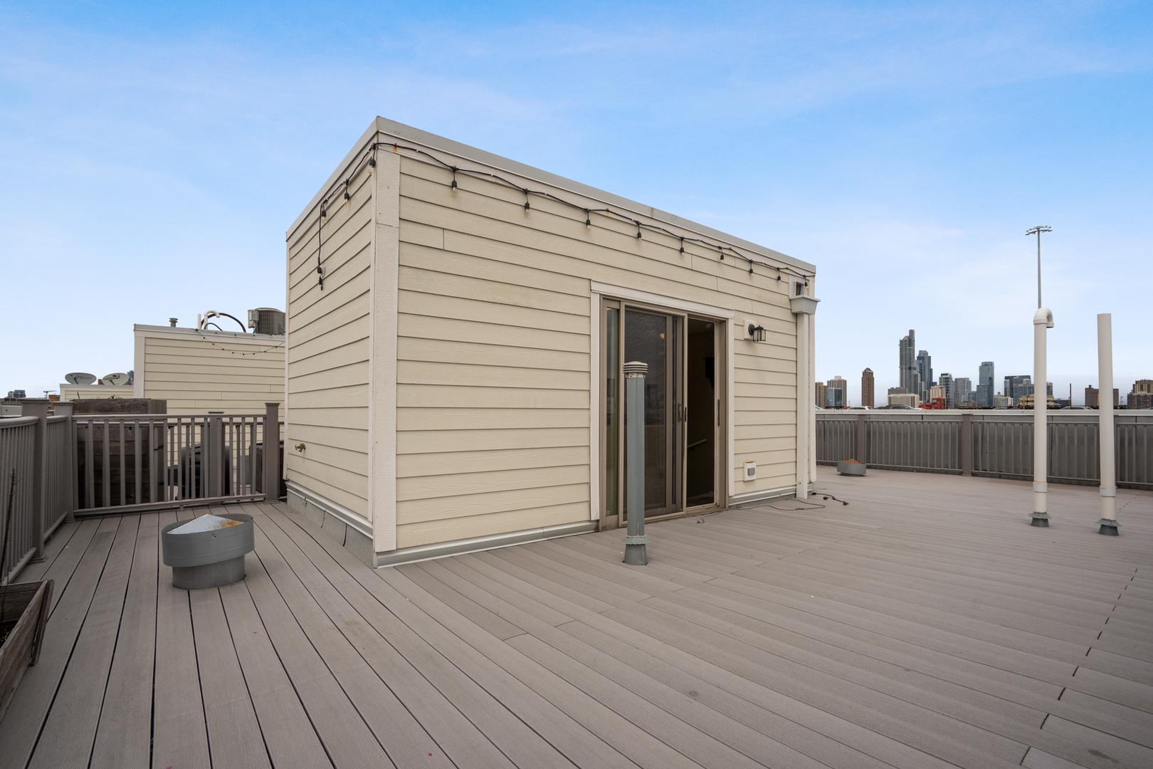 721 West 15th Street Chicago, IL 60607 - Photo 26 of 27 a view of a terrace