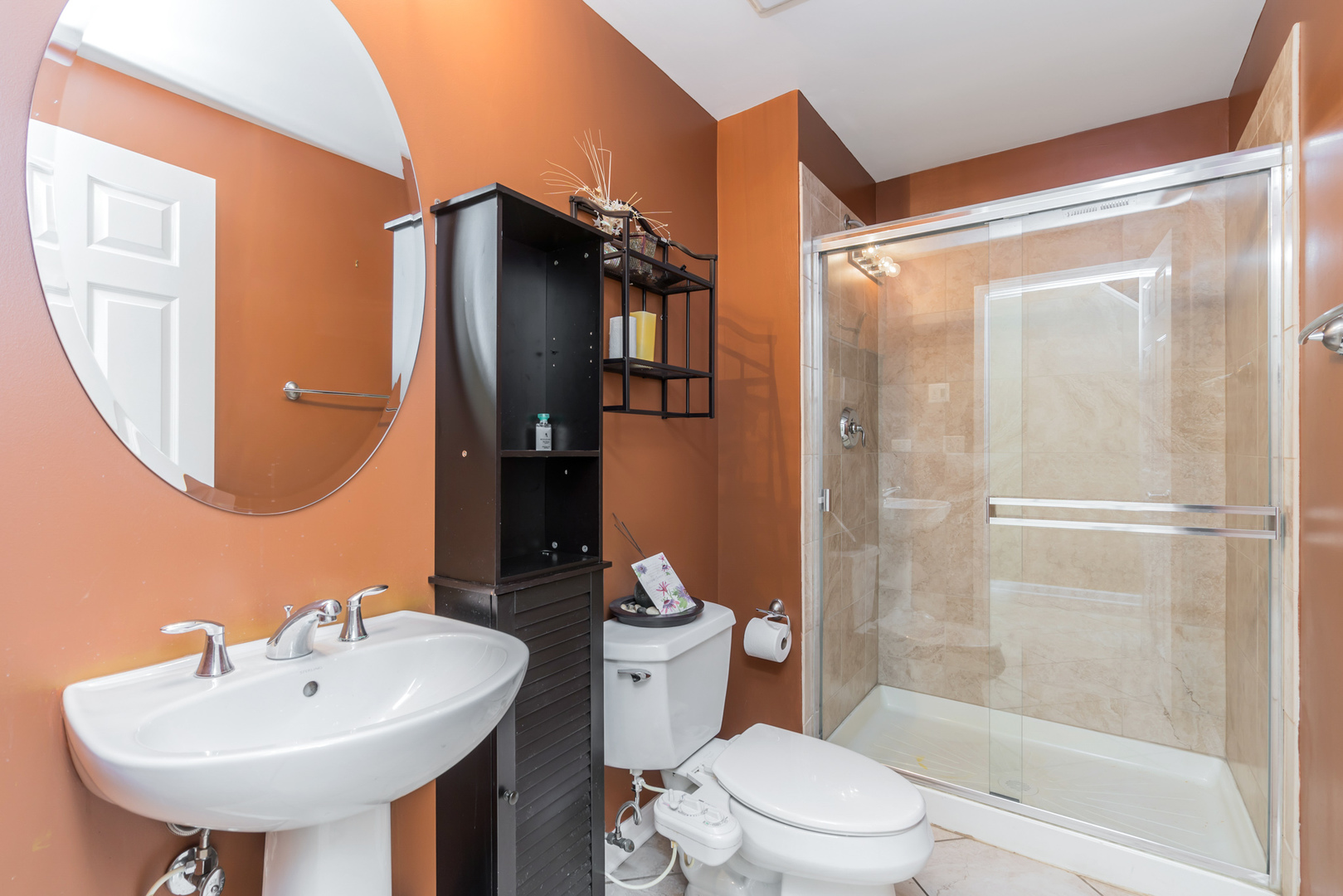 721 West 15th Street Chicago, IL 60607 - Photo 7 of 27 a bathroom with a sink toilet and shower
