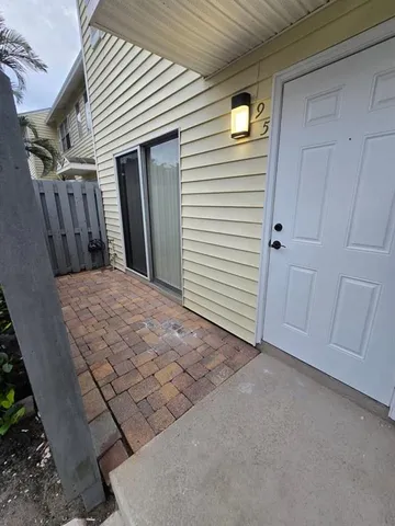 $2,200 | 95 Southwest 3rd Street, Pompano Beach, FL 33060