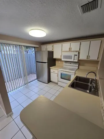 $2,200 | 95 Southwest 3rd Street, Pompano Beach, FL 33060