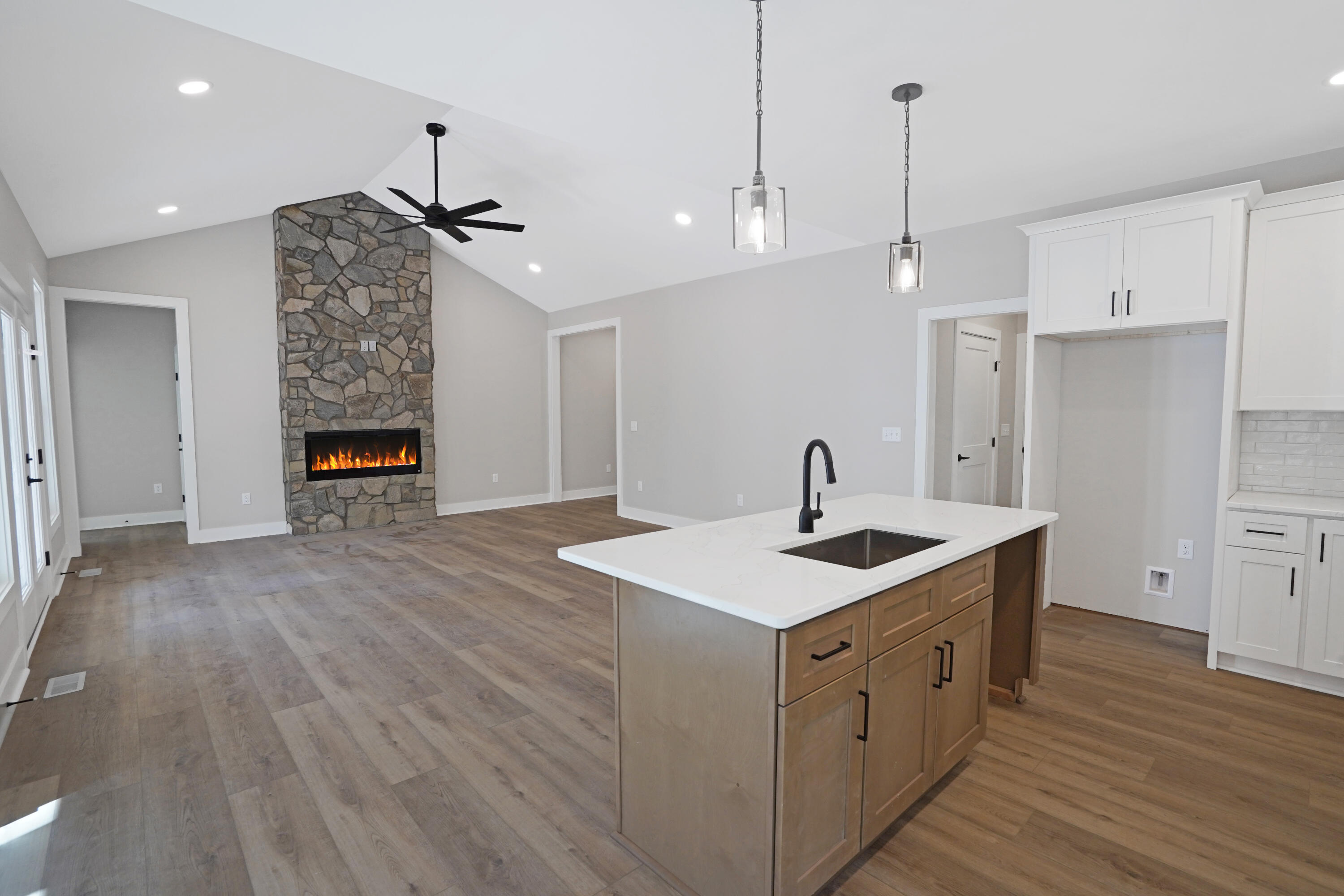 320 Periwinkle Road Moneta, VA 24121 - Photo 4 of 35 DSC00002