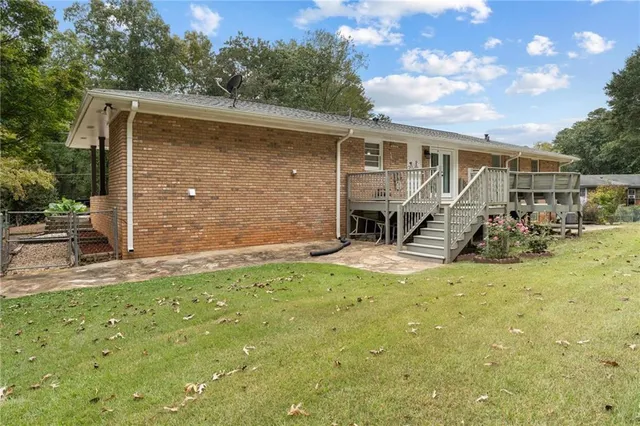 a view of a house with backyard