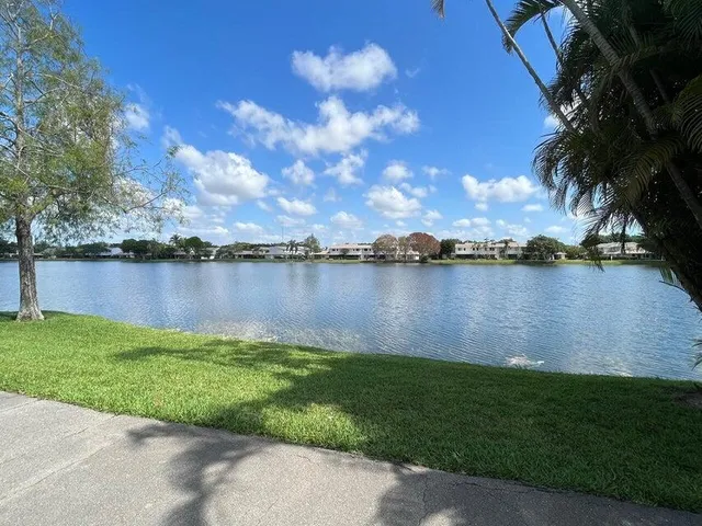 $2,650 | 5249 Tennis Lane, Delray Beach, FL 33484