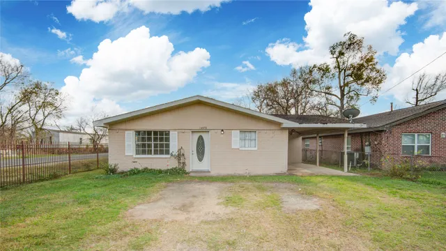 a view of a house with a backyard