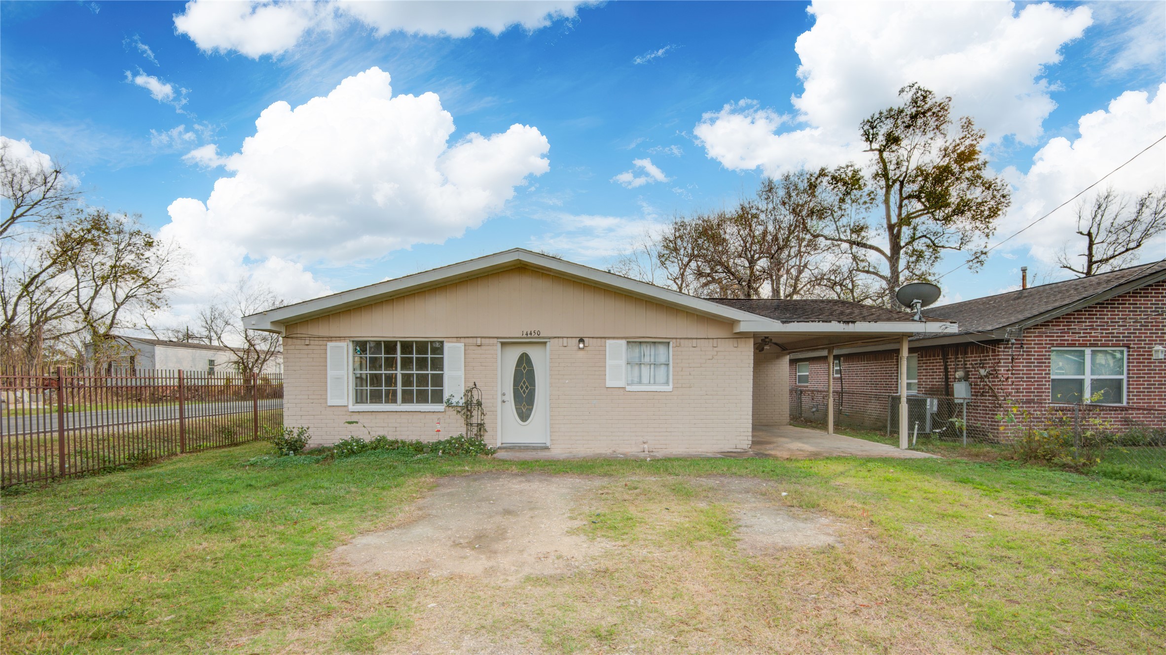 a view of a house with a backyard