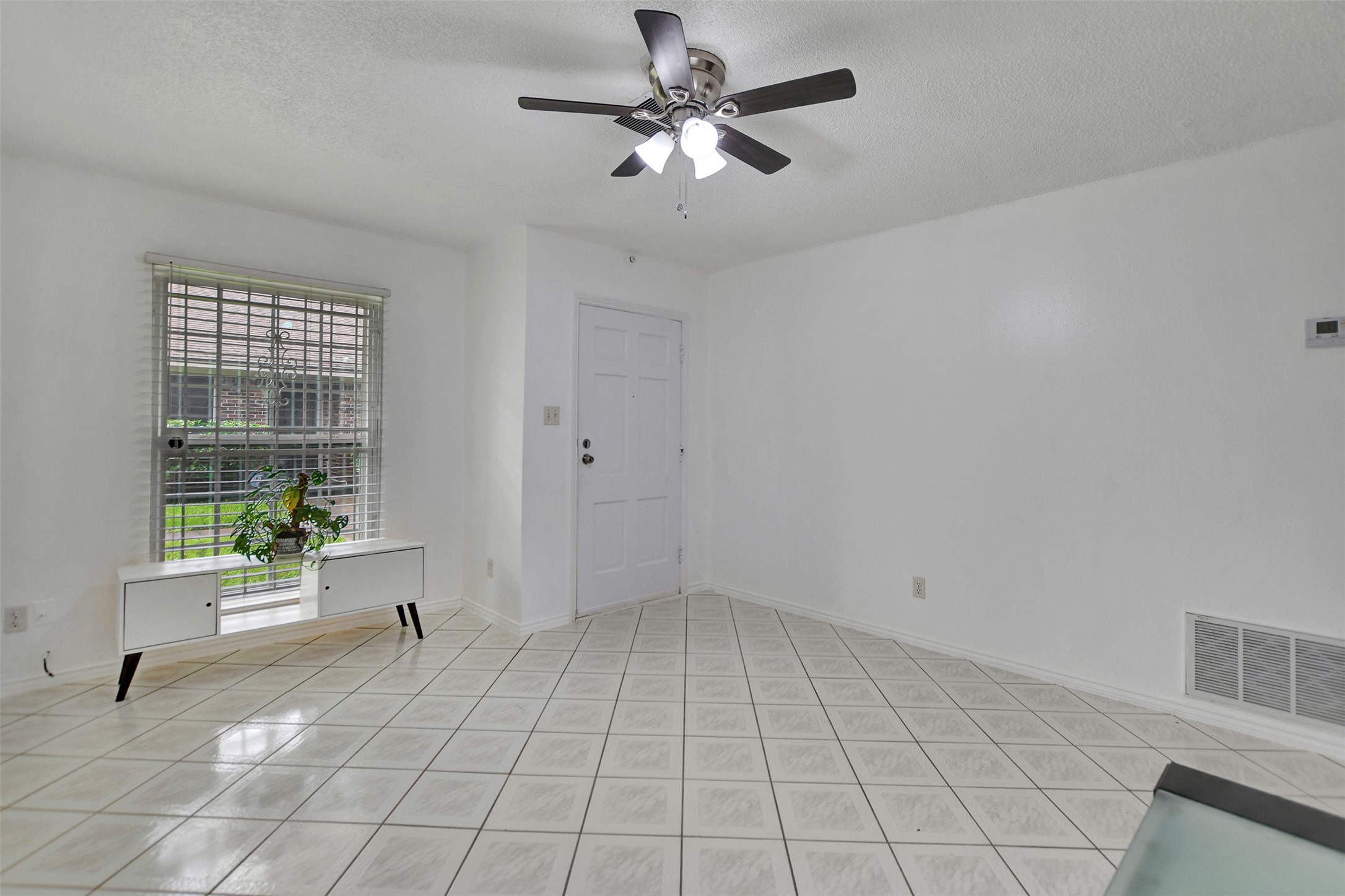 9436 Neuens Road, Unit 9436 Houston, TX 77080 - Photo 4 of 17 main living space