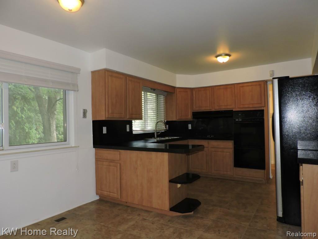 7163 Stonebrook Road West Bloomfield, MI 48322 - Photo 20 of 46 Updated Kitchen 3.jpg