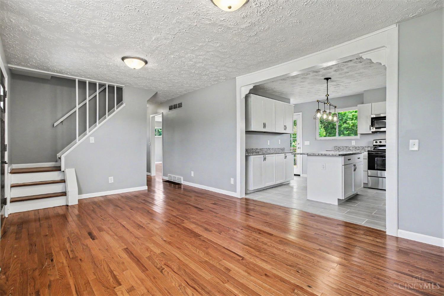 6004 Snyder Road Cincinnati, OH 45247 - Photo 5 of 35