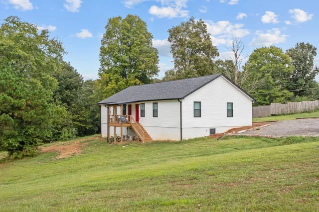 a view of a house with a yard