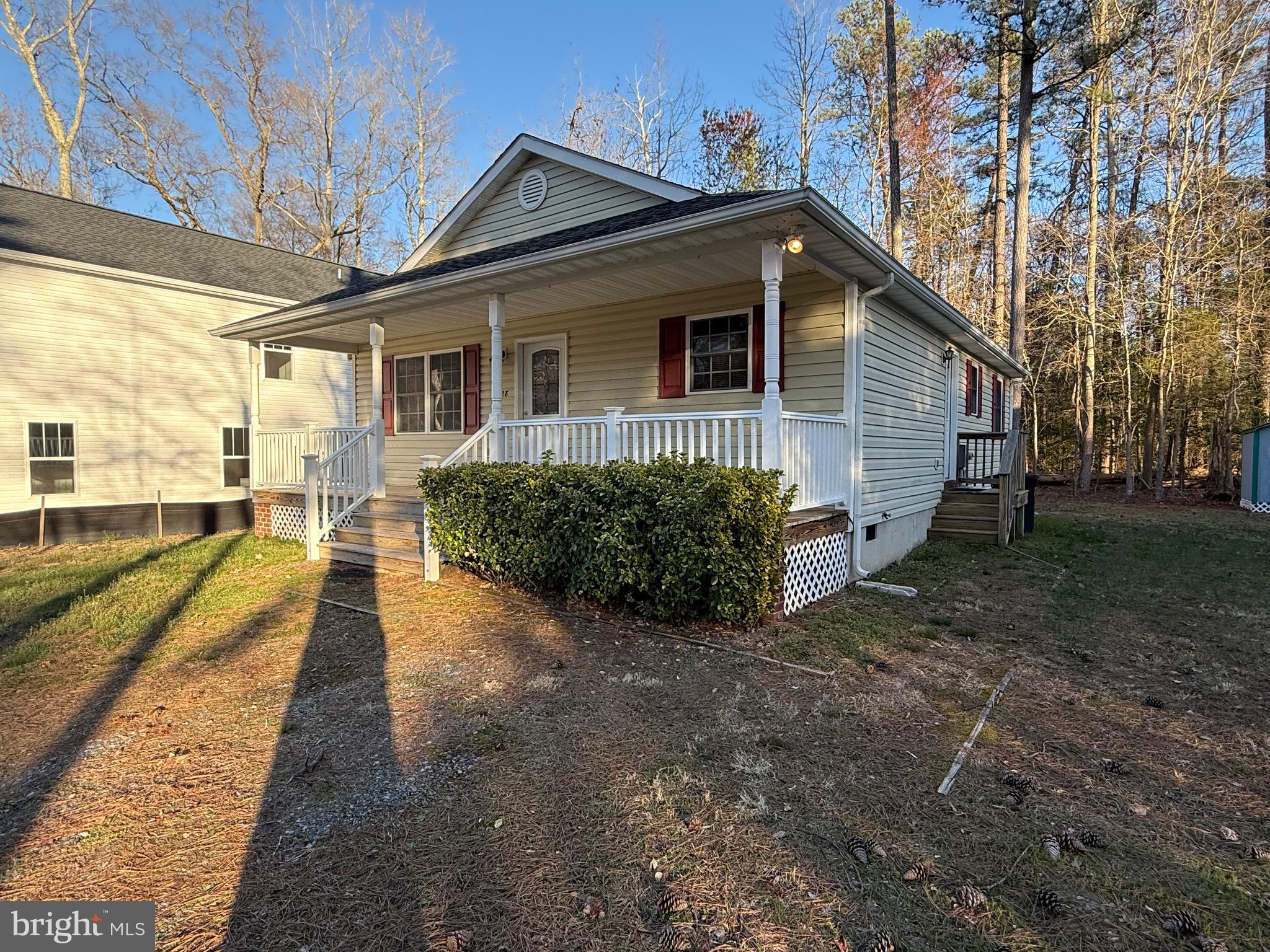 a view of a house with backyard